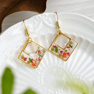 Kleurrijke harsoorbellen met echte bloemen: met de hand geperste druppelsieraden, cadeaus voor haar