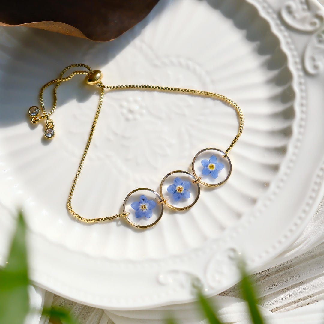 Braccialetto colorato con fiori selvatici e bracciale con maglie di perle colorate, bracciale in resina gypsophila con fiori selvatici e non ti scordar di me, bracciale in resina epossidica