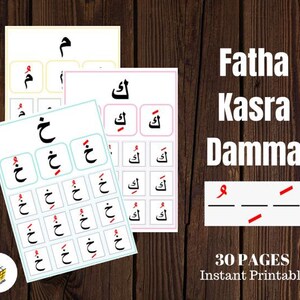 Peut inclure: Cartes de l'alphabet arabe imprimables avec les lettres 'kh' et 'k' en noir et blanc. Les cartes présentent les voyelles arabes Fatha, Kasra et Damma en rouge. Le texte '30 PAGES Instant Printable' est en bas de l'image.