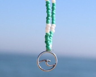 Collezione Wave: Cavigliera da surf fatta a mano in verde e bianco - Vibrazioni da spiaggia, Bracciale costiero personalizzato, Sogno del surfista, Accessorio da spiaggia unico