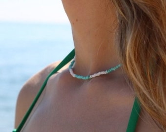 Collezione Wave: Collana da surf con perline fatta a mano in verde e bianco, fascino costiero, gioielli da spiaggia, tesori dell'oceano, accessorio unico per il mare