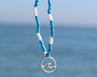 Collezione Wave: Cavigliera da surf fatta a mano in blu e bianco - Vibrazioni da spiaggia, Bracciale costiero personalizzato, Sogno del surfista, Accessorio da spiaggia unico