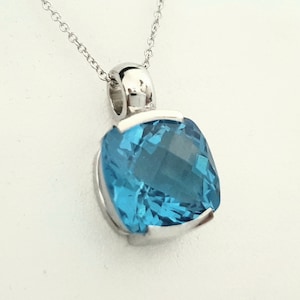 Increíble colgante de topacio azul, un gran topacio azul Londres cojín, un colgante de oro de excelente artesanía, un impresionante colgante de oro blanco.