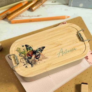 Personalisierte Brotdose mit Schmetterling – Edelstahl & Bambusdeckel | Bunt bedruckte Lunchbox | Geschenk zum Geburtstag und Schulanfang