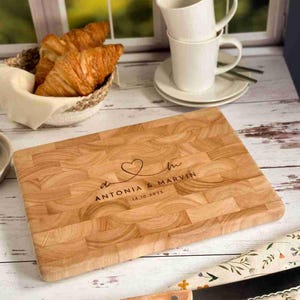 Personalisiertes Schneidebrett mit Herz & Namen – Stirnholz, graviert – Geschenk zur Hochzeit, Einzug, Weihnachten oder Jahrestag