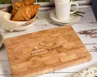 Personalisiertes Schneidebrett mit Herz & Namen – Stirnholz, graviert – Geschenk zur Hochzeit, Einzug, Weihnachten oder Jahrestag