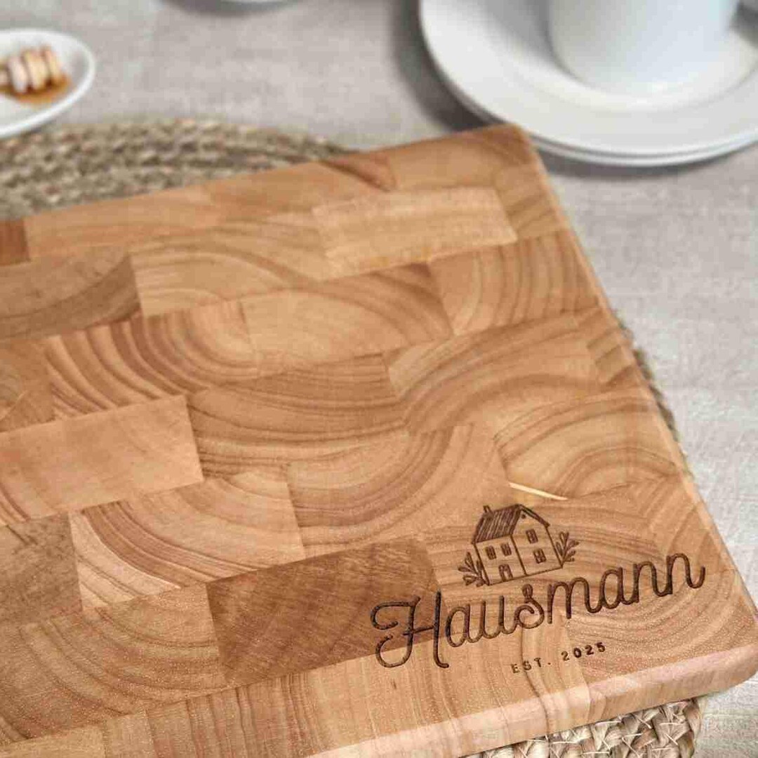 Personalisiertes Schneidebrett Hausmotiv Stirnholz Mit Familiennamen personalisiertes-schneidebrett-hausmotiv-stirnholz-mit-familiennamen