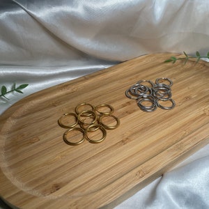 Peut inclure: Un plateau en bois avec deux ensembles de créoles. Un ensemble est en or et l'autre en argent.