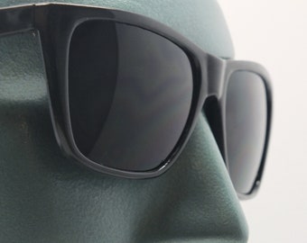 Gafas de sol estilo Wayfarer de tiro bajo con montura negra pulida oscura profunda