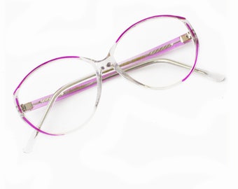 Puede incluir: Gafas de plástico transparente con borde morado. Las gafas tienen un puente y patillas de metal plateado.