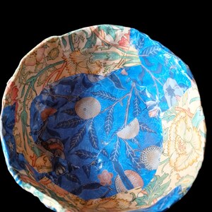 ciotola porta oggetti in carta pesta, con fantasia floreale art nuveau