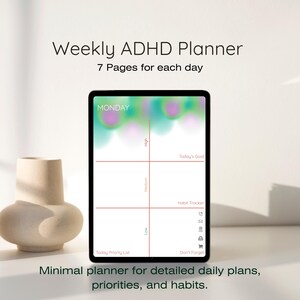 Könnte beinhalten: Ein digitaler Planer mit dem Text "Weekly ADHD Planner" und "7 Pages for each day". Der Planer zeigt eine "Monday"-Seite mit Abschnitten für Ziele, Gewohnheitsverfolgung und eine Prioritätenliste. Links ist eine beige Vase. Der Text "Minimal planner for detailed daily plans, priorities, and habits" steht unten.