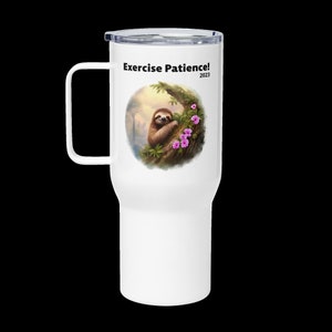 Op de afbeelding: Witte reistumbler met een zwarte handgreep en een cirkelvormig ontwerp met een luiaard die aan een tak hangt met roze bloemen. De tekst "Exercise Patience! 2023" staat op de beker gedrukt.