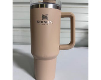 Vaso térmico Stanley Hearth and Hand Magnolia Quencher de 40 oz, acabado mate vintage, color marrón arcilla.