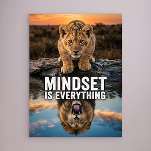 Può includere: Un poster motivazionale con un cucciolo di leone e il suo riflesso, un leone ruggente, nell'acqua. Il testo "MINDSET IS EVERYTHING" è in bianco. Lo sfondo raffigura un tramonto su un campo erboso.