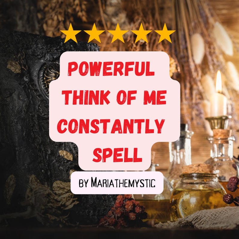 Op de afbeelding: Een roze en witte afbeelding met de tekst "POWERFUL THINK OF ME CONSTANTLY SPELL BY MARIATHEMYSTIC" op een achtergrond van een donkerbruin, leerachtig oppervlak met gouden accenten. Boven de afbeelding staan vijf gouden sterren.