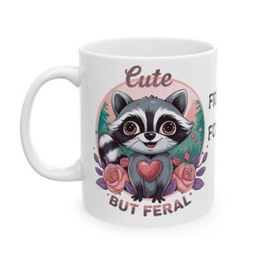 Taza de café blanca con diseño de mapache, regalo divertido para amantes de los animales, adorable taza de té con temática de vida silvestre, artículos para beber con temática de criaturas del bosque.