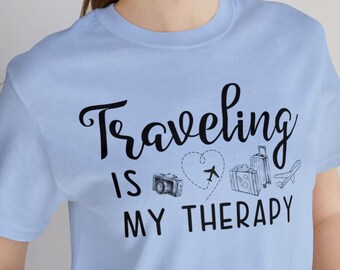 Reisen ist meine Therapie T-Shirt | Unisex-Shirt | Herren Damen | Urlaubsbezogenes T-Shirt | schlichtes Design | Geschenk | Shirt mit Reisemotiv