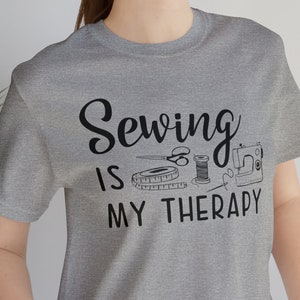 Camiseta &quot;Coser es mi terapia&quot; / Camiseta unisex para aficionados / Regalo para costureras y sastres / Camiseta de costura sencilla / Camiseta para amantes de la costura