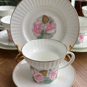 Trio de thés vintage en porcelaine de Lomonossov URSS « Good Morning » roses roses, ensemble d'assiettes à dessert soucoupe tasse à thé en porcelaine soviétique, LFZ cannelé Wave-2