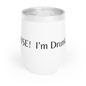 Könnte beinhalten: Ein weißer Edelstahl-Weinglas mit einem durchsichtigen Deckel. Auf dem Glas steht der Text "RISE! I'm Drunk" gedruckt.
