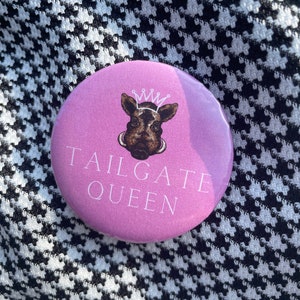 Tailgate Queen hog pink button for college game day accessory. Badge Pinback