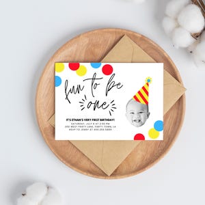 Convite de primeiro aniversário com confete – Convite colorido editável para festa de primeiro aniversário de meninos – Modelo de design divertido para impressão