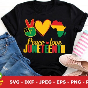 以下が含まれることがあります： 「Peace love Juneteenth」の文字が黄色、赤、緑、黒でプリントされた黒いTシャツ。デザインには、ピースサイン、黄色のハート、赤、黄色、緑のアフリカの地図が含まれています。シャツはブルージーンズとピンクの靴と組み合わせています。