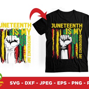 Op de afbeelding: Zwart t-shirt met de tekst "Juneteenth Is My Independence Day" in het geel. Het ontwerp bevat een vuist en een kleurrijke verticale streepachtergrond in rood, geel, groen en zwart.
