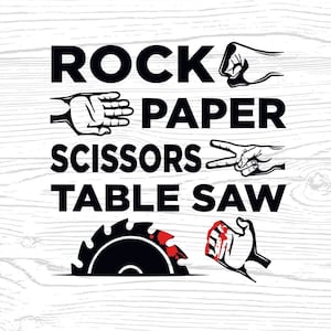 Może przedstawiać: Humorystyczny projekt graficzny z tekstem "Kamień Papier Nożyczki Piła Stołowa" i ilustracjami dłoni wykonujących gesty kamienia, papieru i nożyczek. Piła stołowa jest przedstawiona jako tarcza piły z czerwonymi plamami krwi.