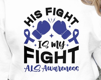 Op de afbeelding: Wit sweatshirt met een blauwe lint en bokshandschoenen afbeelding. De tekst luidt "His Fight Is My Fight ALS Awareness".