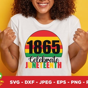 Può includere: T-shirt bianca con grafica colorata che celebra il Juneteenth. Il design presenta l'anno "1865" in grandi numeri neri, con "Celebrate Juneteenth" sotto. La grafica è su sfondo rosso, giallo e verde.