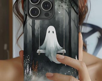 Puede incluir: Funda de teléfono negra con una ilustración de fantasía de un fantasma blanco en un columpio en un bosque oscuro. El diseño utiliza una paleta de grises con acentos verdes y naranjas. La funda tiene un acabado brillante.