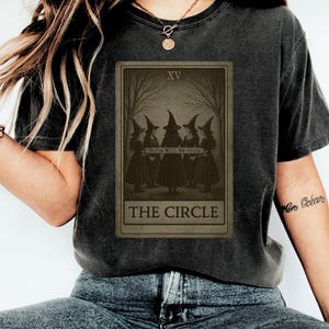 Maglietta Vintage Girls Will Be Girls Witch Comfort Colors®, T-shirt vintage da donna con tarocchi di Halloween, maglietta vintage da strega divertente, vibrazioni da strega