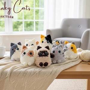 以下が含まれることがあります： 白、グレー、茶色など、さまざまな色の手作りの猫の編みぐるみ人形がテーブルに並んでいます。「Chonky Cats PDF Pattern」の文字が見えます。コーヒーカップと毛糸もテーブルにあります。