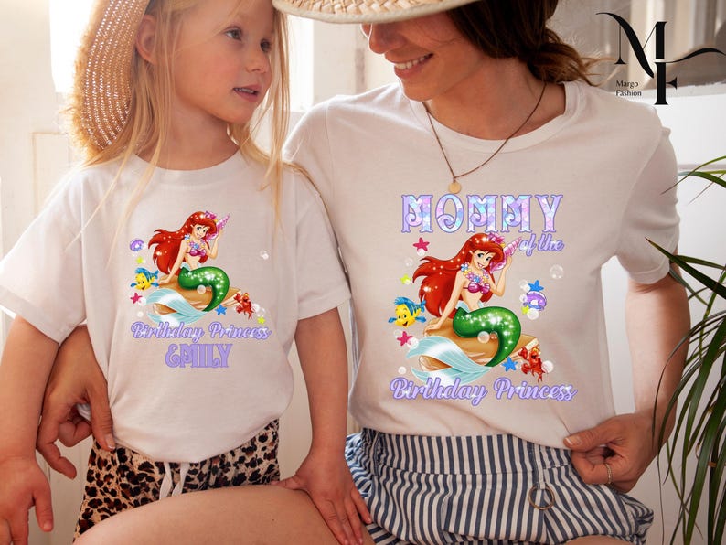 Peut inclure: T-shirts blancs avec un motif de sir&egrave;ne aux cheveux roux et &agrave; la queue verte. Les chemises affichent le texte "Birthday Princess" et "Mommy of the Birthday Princess".