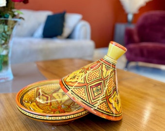 Moroccan service tagine. Unique Gift. Completely made and painted by hand / handcrafted Moroccan Tagine. 100% Organic. 6/10 inches