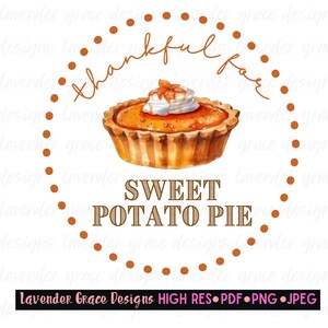 Pode incluir: Um círculo castanho com pontos brancos ao redor da borda. Dentro do círculo há uma ilustração de aquarela de uma torta de batata doce com um redemoinho branco de creme de leite no topo. O texto "Thankful for Sweet Potato Pie" está escrito em caligrafia marrom.