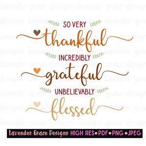 Puede incluir: Un diseño digital con el texto "So very thankful, Incredibly grateful, Unbelievably blessed" en una fuente de letra manuscrita con colores otoñales y pequeños corazones. El texto está superpuesto con ramas verdes frondosas.