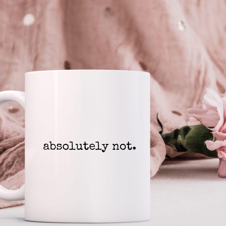 K&ouml;nnte beinhalten: Wei&szlig;e Keramik-Kaffeetasse mit dem Text "absolut nicht." in Schwarz gedruckt.