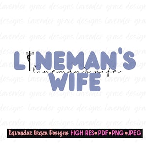 Puede incluir: Un diseño gráfico azul y negro con el texto "LINEMAN'S WIFE" y una silueta de un lineman en un poste eléctrico.