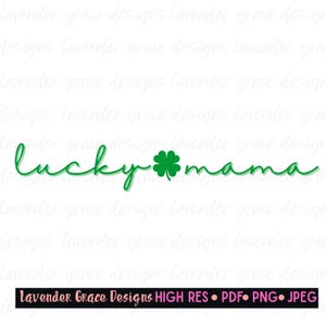 Puede incluir: Texto verde en cursiva que dice "lucky mama" con un trébol de cuatro hojas entre las palabras. El texto tiene un efecto de sombra.