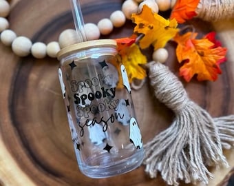 Temporada espeluznante con fantasmas Halloween Taza de vidrio Libbey de 16 oz con pajita de vidrio y tapa de bambú