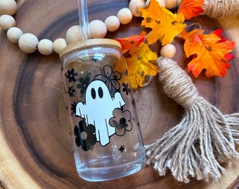 Taza de vidrio Libbey de 16 oz con pajita de vidrio y tapa de bambú para Halloween, flores fantasmas y murciélagos
