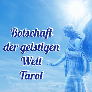 Könnte beinhalten: Eine blaue Engelsstatue mit ausgebreiteten Flügeln vor einem blauen Himmel mit weißen Wolken. Der Text "Botschaft der geistigen Welt Tarot" ist in weißen Buchstaben geschrieben.