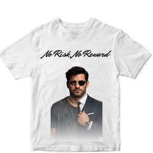 Peut inclure: Un t-shirt blanc à manches courtes avec le texte noir No Risk, No Reward au-dessus d'une image divisée représentant une personne. Le côté gauche montre une personne en t-shirt gris décontracté, tandis que le côté droit montre la même personne en costume noir.
