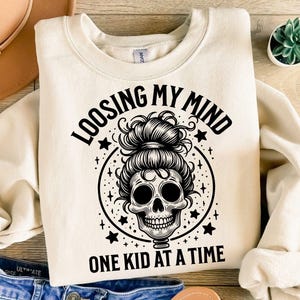 Perdre la tête un enfant à la fois PNG, chemise maman tête de mort, maman png, silhouette de la vie de maman, clipart, chemise maman, motivation png, png esthétique,