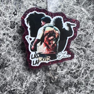 Puede incluir: Un portagafete de purpurina roja con una imagen en blanco y negro de una persona con el texto "Last Lap Tour" y "Rod Wave" impreso en él.