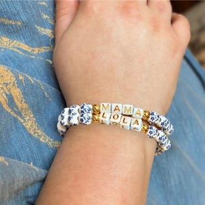 Pulseira de contas com letras douradas personalizadas, nome/palavra, flor azul e branca, pulseira com nome, pulseira de contas feita à mão, pulseira empilhável, presente para mãe