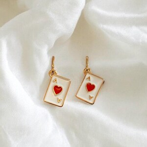 Boucles d'oreilles carte à jouer as de coeur, boucles d'oreilles breloque carte à jouer d'inspiration vintage, boucles d'oreilles coeur rouge doré carte de poker, breloque carte de casino